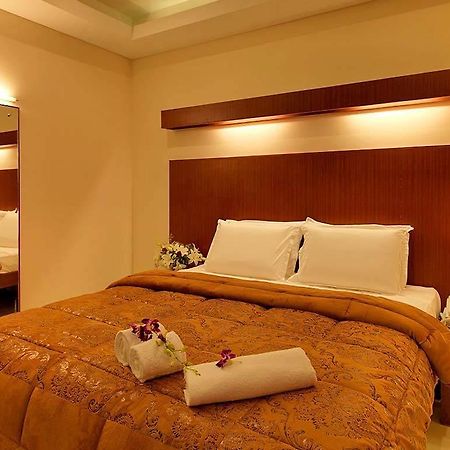 Dhanunjayas Luxury Hotel Hosūr Exterior foto